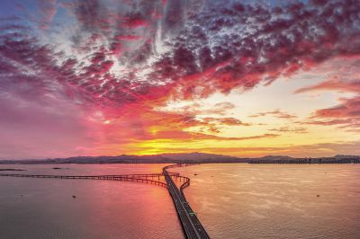 朝霞映红胶州湾