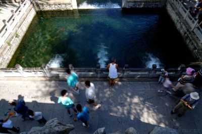 黑虎泉旁赏泉的人们