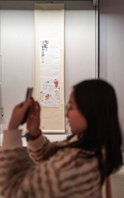 与齐白石名画合影