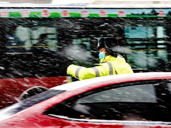 《风雪无情人有情》组照