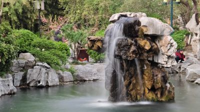 五龙潭畔月牙泉