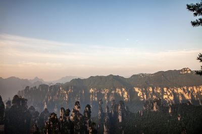 远眺千峰入眼来