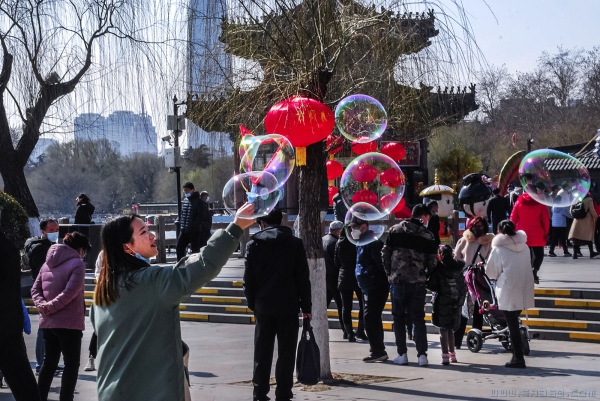 《春日融融好休闲》