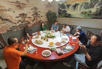 跨越五十八载的重逢：济南五中宣传队的岁月回响   阔别五十八载，终得相聚。