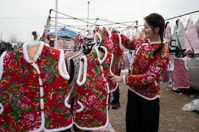 买棉袄的小姑娘