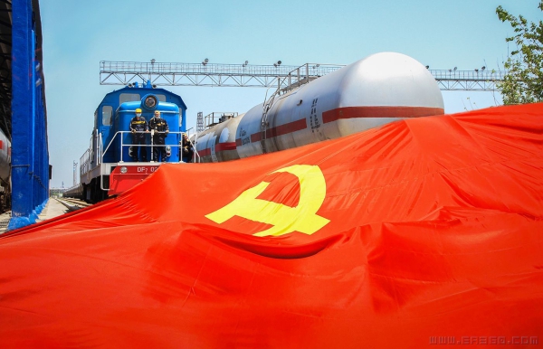 党旗引领我们前行