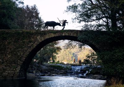 悠悠古桥，缓缓归牛。