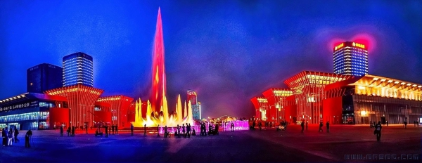 《夜色阑珊西客站》