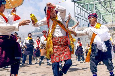 青海热贡六月会，法师祭神仪式。