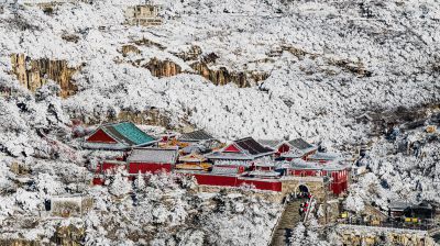 银装素裹碧霞祠