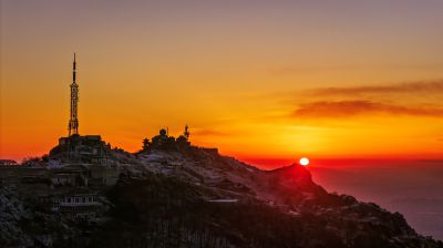 泰山雪霁日出
