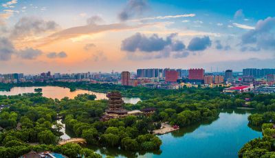 落日下的济南大明湖