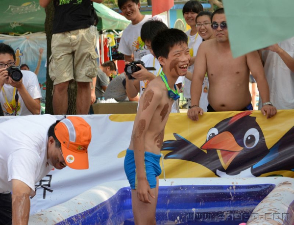 首届木鱼石泥浆节（组图）