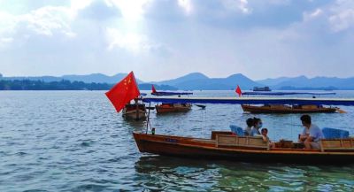 《红旗漾碧波，舟山入画图》