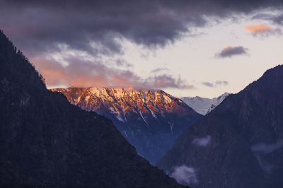 丙察左滇藏线 西藏段玉曲河大峡谷日照金山