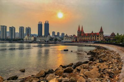 夕阳如火映天红，云卷云舒画卷中——烟台海边