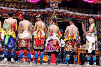 青海热贡六月会，扎背扦。