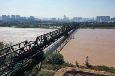 百年黄河大桥和绿皮车