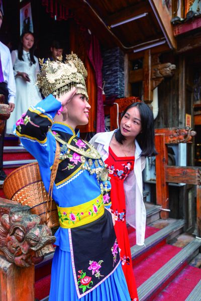 《传统与现代的交流瞬间》