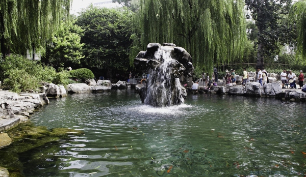 《飞瀑月牙泉》