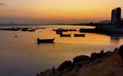 暮色中的小渔港