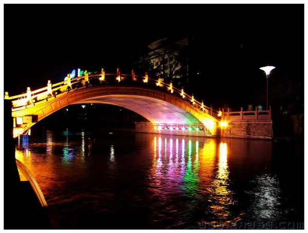 护城河上的彩虹