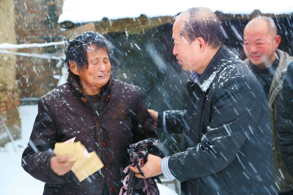 风雪无情人有情 雪中送炭暖人心