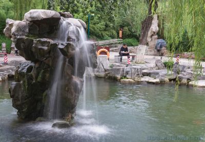 月牙泉玉兔飞瀑