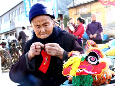 做猫头鞋的老人