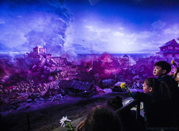 昔日打下济南府，今朝鲜花祭英雄