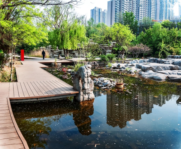 《腊山河公园》