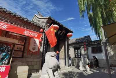 五星红旗高高挂起