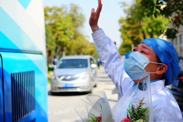 《泪别战友》（组照）