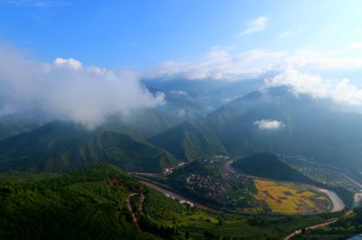 蓝天下的云龙太极