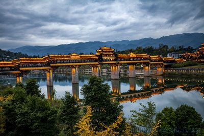 濯  水  古  镇  风  雨  廊  桥