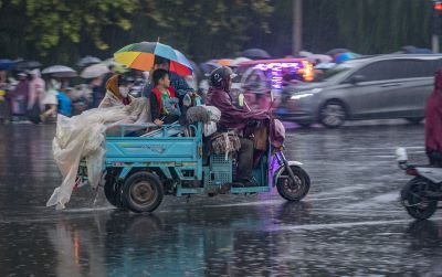 张玉庆《东方摄影 · 我的2025》-《在雨中》