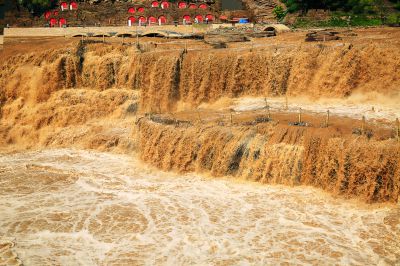 壶口盛景，波澜壮阔。