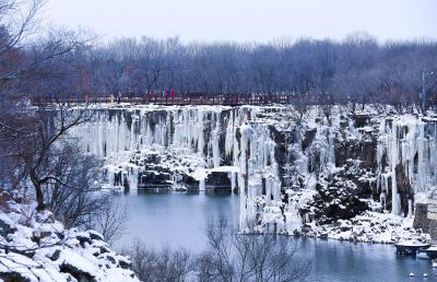 长白山吊水楼冰瀑一览