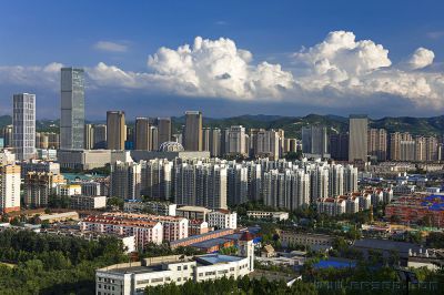 蓝天白云映泉城