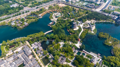 百脉泉翻雪，垂杨拂画亭。