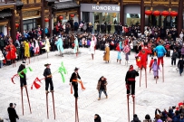 大观园广场观高跷