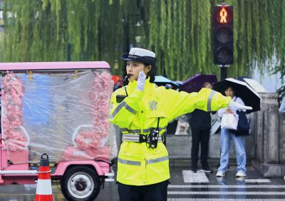 雨中女交警  （5）