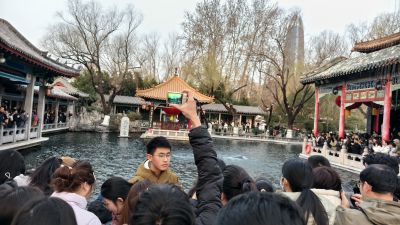 趵突泉畔人从众，红红火火过大年