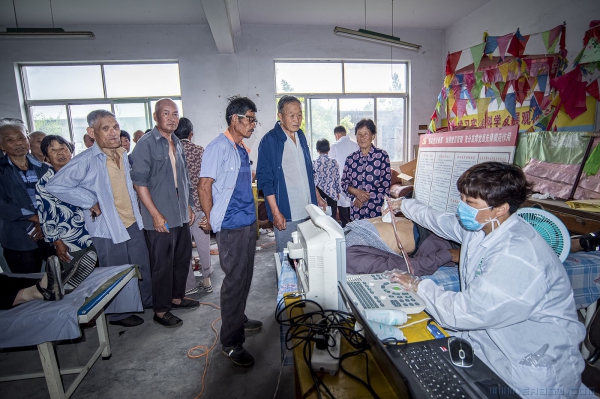 《为农村老人义务查体》