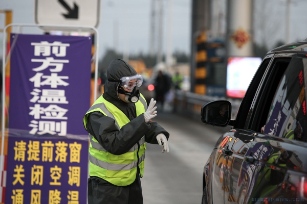 高速路口最美战疫者（组图）