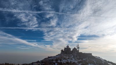 泰山顶上云飞舞