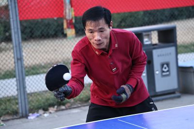 打乒乓球的男人