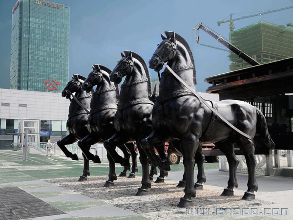 济南高铁站广场雕塑1
