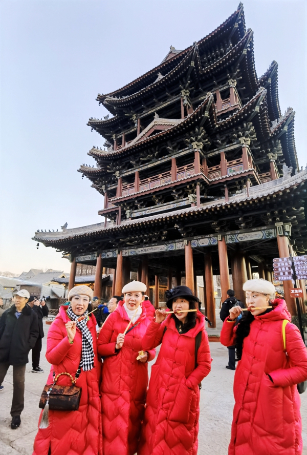 明水古城吃糖葫芦