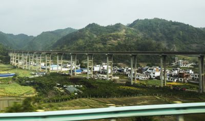 高速公路绕山寨